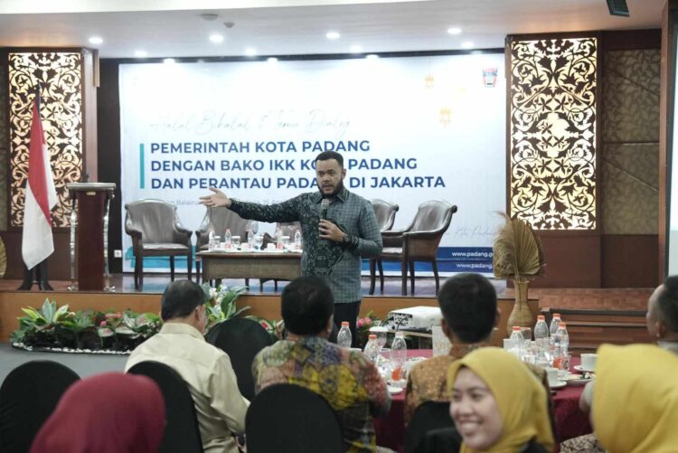 Silaturahmi dan halalbihalal Pemerintah Kota Padang bersama Badan Koordinasi Ikatan Keluarga Padang (Bako IKK) dan perantau Padang yang berada di Jakarta di Hotel Balairung Jakarta, Selasa (15/4).