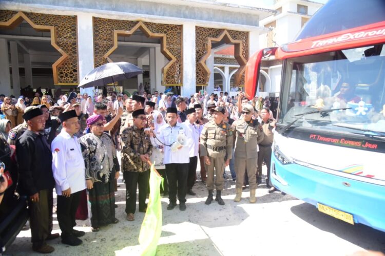 Sebanyak 269 Jemaah Calon Haji (JCH) asal Kabupaten Padang Pariaman yang tergabung dalam kloter 10 resmi dilepas keberangkatannya di Masjid Raya IKK Parit Malintang, Senin (19/05). ALDI
