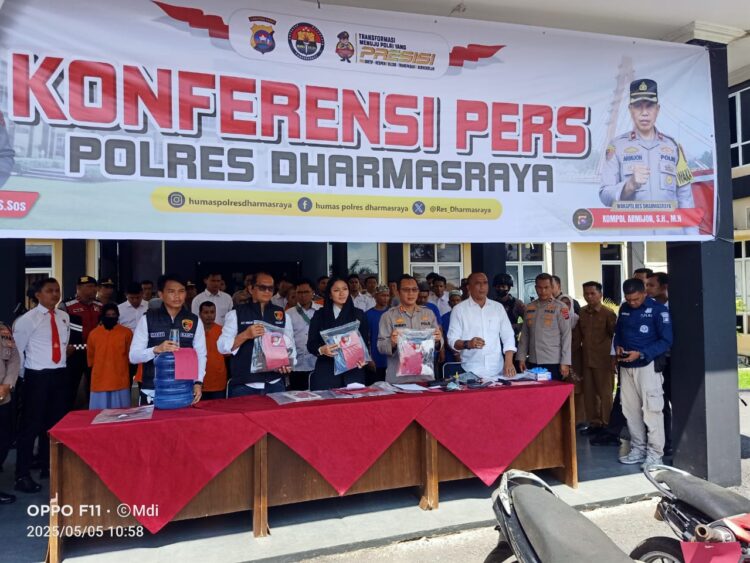 Bupati Dharmasraya Annisa Suci Ramadhani dan Kapolres Dharmasraya AKBP Purwanto Hari Subekti, saat memberikan keterangan pers di Mapolres Dharmasraya. MARYADI