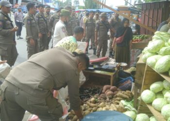 Langgar Trantibum, Puluhan Lapak di Pasar Pariaman Dibongkar