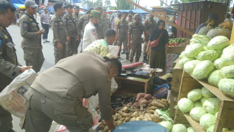 Puluhan lapak PKL di area Pasar Pariaman dibongkar paksa oleh petugas Satpol PP setempat, Kamis (22/5). MITHA