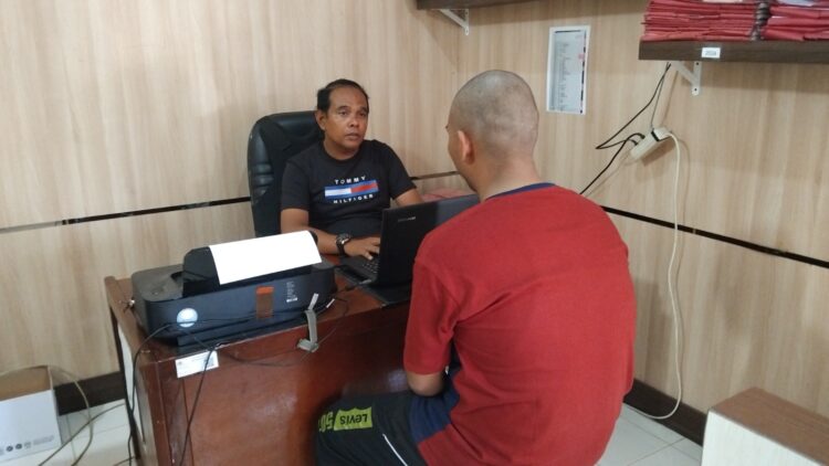 Pelaku kasus pencabulan di SMAN 1 Sungai Geringging saat diinterogasi kepolisian. MITHA