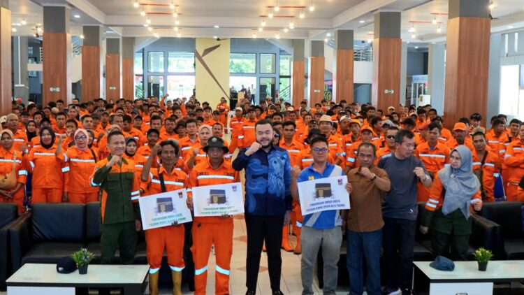 Wali Kota Padang Fadly Amran menyerahkan hadiah umrah kepada pasukan oranye dan TRC. IST