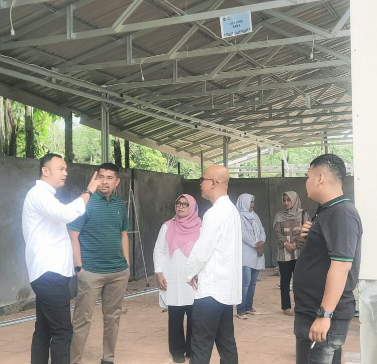 Bupati Sijunjung Benny Dwifa Yuswir, S.STP, M,Si Sutan Gumilang meninjau dapur Makan Bergizi Gratis. OGI