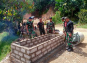 Prajurit TNI Bangun Monumen TMMD 2015 di Lima Puluh Kota