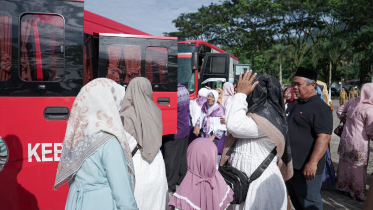 Pemerintah Kabupaten Solok Selatan (Solsel) secara resmi melepas keberangkatan jemaah calon haji asal Solok Selatan menuju embarkasi Padang. IST
