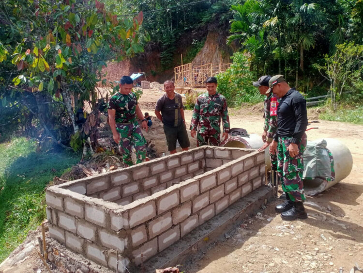 Prajurit TNI Bangun Monumen TMMD 2015 di Lima Puluh Kota. IST
