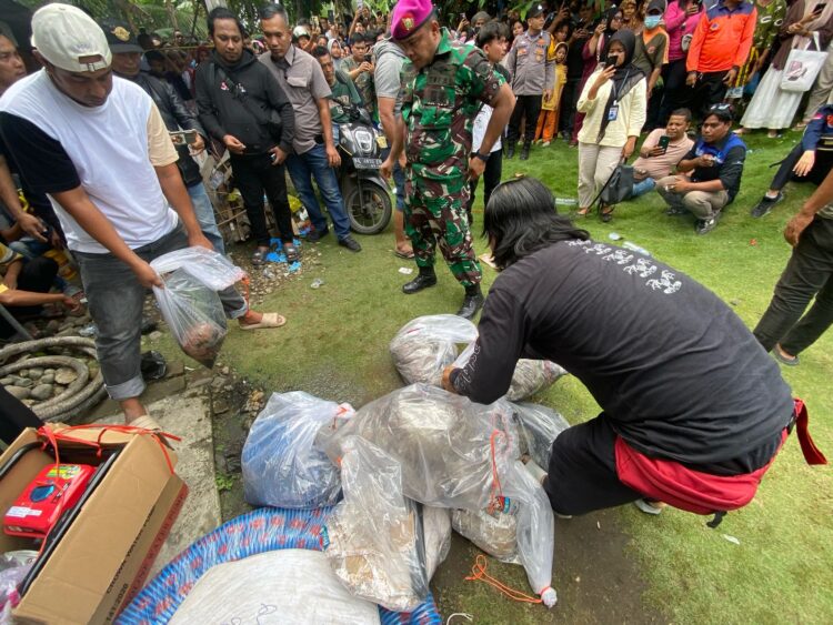 Petugas Kepolisian mengamankan barang bukti kasus mutilasi di Padang Pariaman. IST