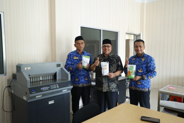 Ketua DPRD Sumbar, Muhidi meninjau Unit Layanan Kemasan PLUT KUMKM Dinas Koperasi dan UMKM Sumbar, Selasa (17/6). IST