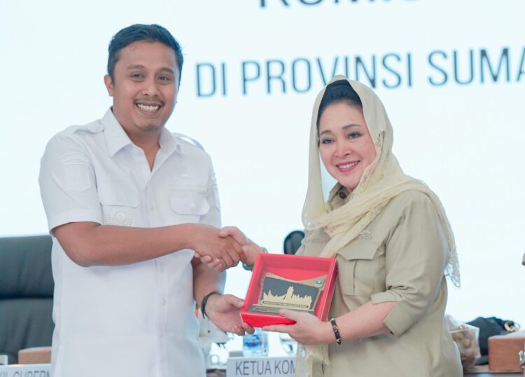 Wakil Gubernur Sumatera Barat (Wagub Sumbar), Vasko Ruseimy bersama dengan Anggota DPR RI, Titiek Soeharto. IST
