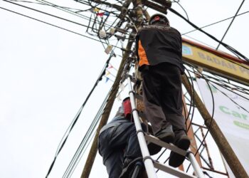Rapikan Kabel Listrik Pasar, Wawako Padang Panjang Tinjau Proses Kerja Petugas PLN
