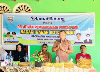 Nagari Ranah Koto Tinggi Berdayakan Perempuan Melalui Pelatihan Pembuatan Piring Lidi Sawit