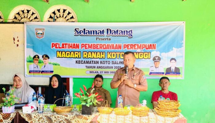 Nagari Ranah Koto Tinggi Berdayakan Perempuan Melalui Pelatihan Pembuatan Piring Lidi Sawit