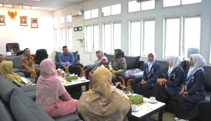 Diwawancarai Majalah Gonjong SMKN 1, Wawako Allex Bagikan Rahasia Sukses Berbisnis