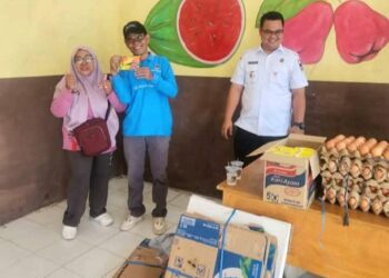 Warga Padang Timur Bawa Sembako ke Rumah dengan Menyerahkan Sampah yang Dipilah