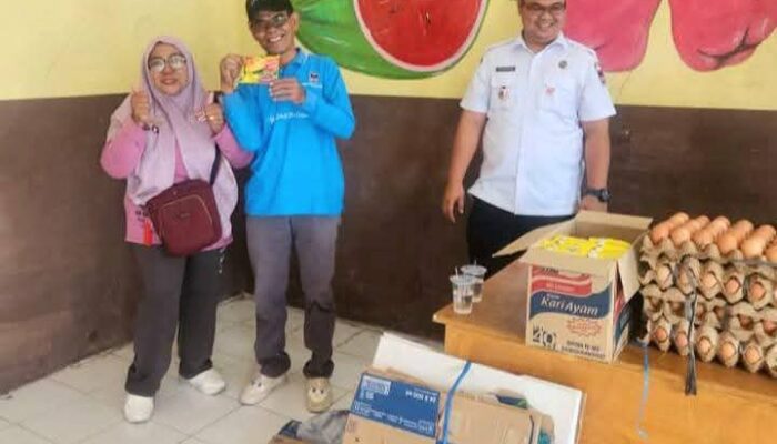 Warga Padang Timur Bawa Sembako ke Rumah dengan Menyerahkan Sampah yang Dipilah
