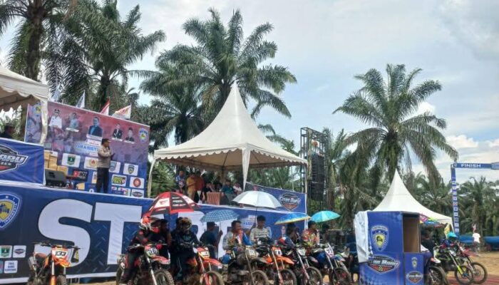Ribuan Warga Pasbar Saksikan Kejurnas Grasstrack Putaran 2 Regional 1A Sumatera