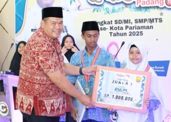 Penyerahan hadiah kepada pemenang Lomba Cerdas Qur’an Tahun 2025 di Balairung Pendopo Wali Kota, Jumat (20/6).MITHA