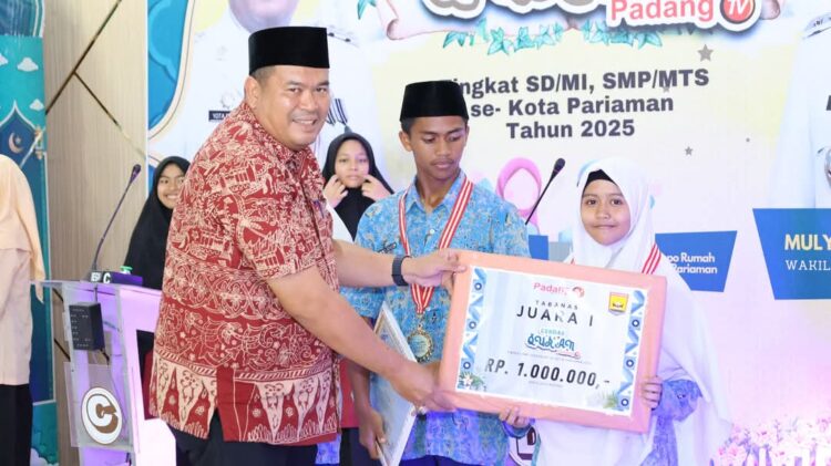 Penyerahan hadiah kepada pemenang Lomba Cerdas Qur’an Tahun 2025 di Balairung Pendopo Wali Kota, Jumat (20/6).MITHA