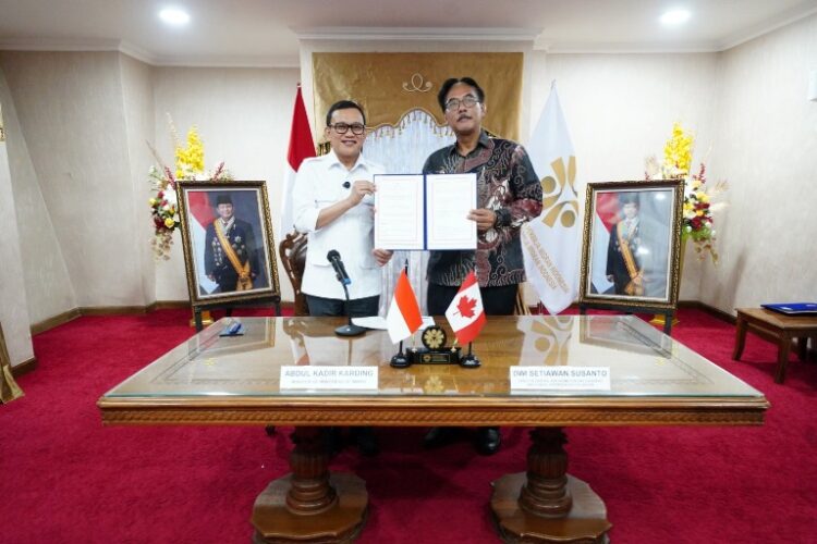 Menteri P2MI, Abdul Kadir Karding menyaksikan penandatanganan MoU dengan Pemerintah New Brunswick, Kanada, di Ruang VIP BIM, Padang Pariaman pada Selasa (3/6). IST/KEMENP2MI
