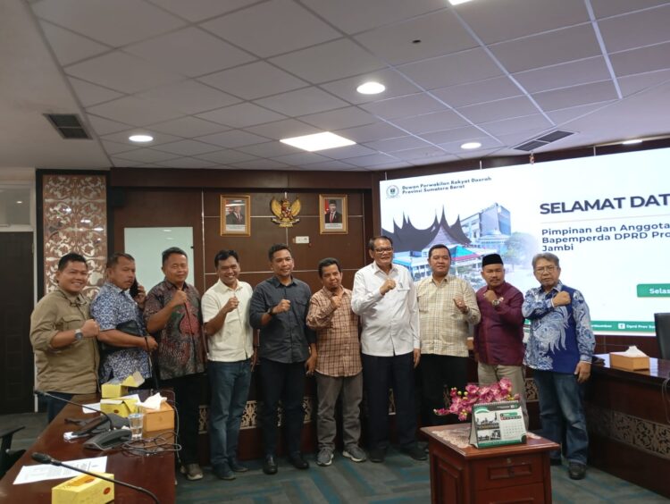 Ketua Bapemperda DPRD Provinsi Sumatera Barat (Sumbar), M Yasin saat menerima kunjungan pimpinan dan anggota Bapemperda DPRD Jambi, di Ruang Bamus DPRD Sumbar, Selasa (17/6). IST