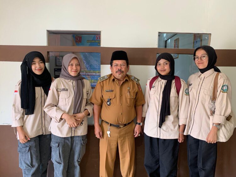 Ardilla Putri, Mutia Andika Sukma, Zahara lslamika Putri Rahmi, Pinta Nabila dari Prodi Administrasi Publik, Fakultas Ilmu Sosial dan Humaniora, Univesitas Mohammad Natsir Bukittinggi foto bersama dengan Walnag Batu Palano, Darizal. IST