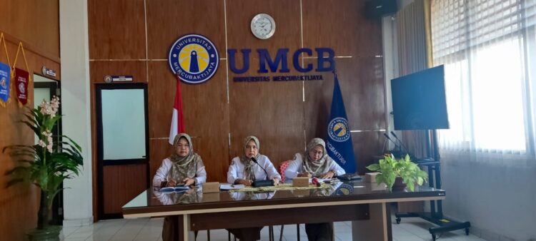 Rektor UMCB, Ises Reni didampingi Wakil Rektor I UMCB, Mitayani dan Dekan Fakultas Kesehatan dan Sains, Zulfita saat jumpa pers wisuda angkatan II, Senin (23/6). DAFIT