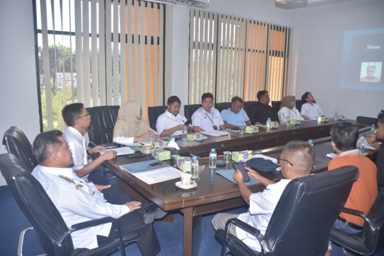 Bupati Agam, Benni Warlis saat rapat bersama Komisi Pengawasan Pupuk dan Pestisida (KP3) Kabupaten Agam dan perwakilan dari Pupuk Indonesia (PI) digelar di Aula Kantor Bupati Agam, Rabu (14/5). IST