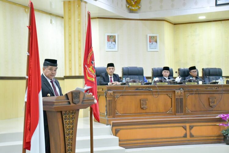 Bupati Agam, Benni Warlis menyampaikan nota pengantar Rancangan Peraturan Daerah Kabupaten Agam tentang Pertanggungjawaban Pelaksanaan Anggaran Pendapatan dan Belanja Daerah (APBD) Kabupaten Agam Tahun Anggaran 2024. IST