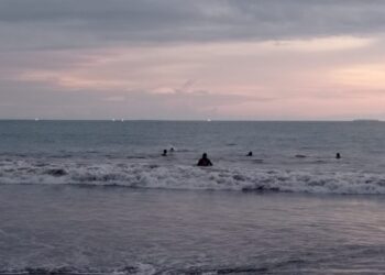 Tim SAR Temukan Baju Diduga Milik Korban Tenggelam di Pantai Padang