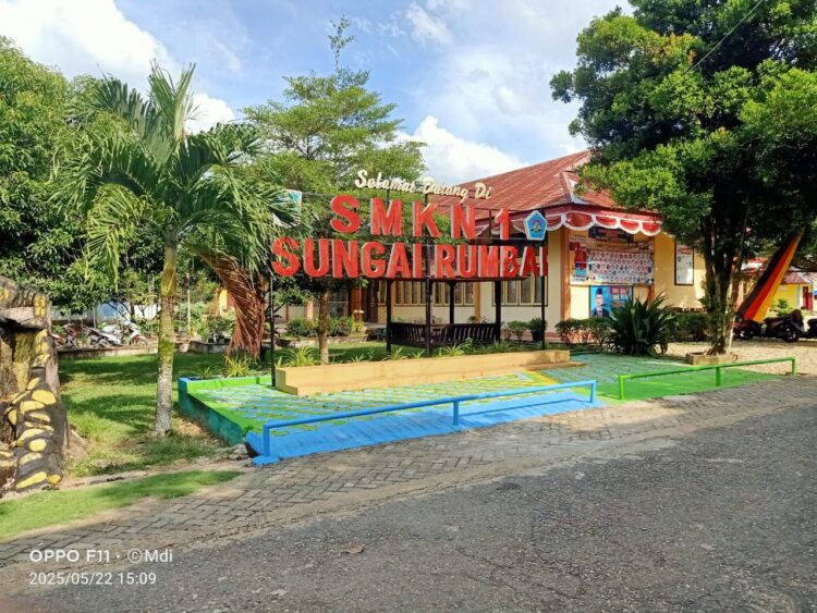 SMKN 1 Sungai Rumbai menjadi sorotan publik setelah dua kali dihebohkan terkait pungutan Komite. Maryadi