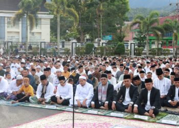 Bupati Pasaman dan Ribuan Umat Islam Salat Iduladha di Halaman Kantor Bupati