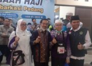 Disambut Gubernur Sumbar Mahyeldi, Jamaah Haji Kloter I Sampai di Padang. 