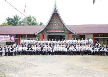 Pemkab Dharmasraya Berikan Seragam Sekolah Gratis bagi Keluarga Tidak Mampu