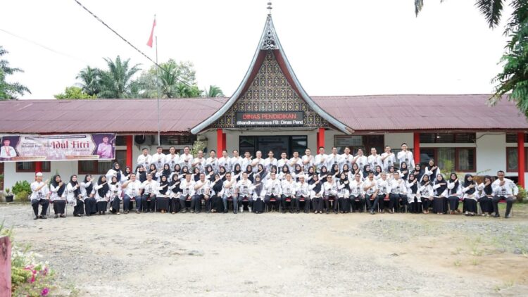 Kepala Dinas Pendidikan Bobby Perdana Putra bersama PGRI.ist