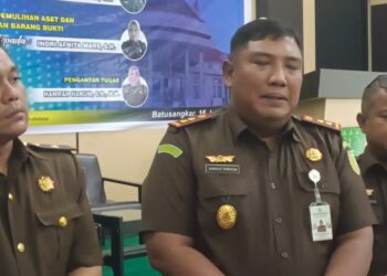 Kajari Tanah Datar Anggiat Pardede, Kasi Pidsus Richard Christian, Kasi Intel Dedet Saat Menjawab Pertanyaan Haluan. Rezky