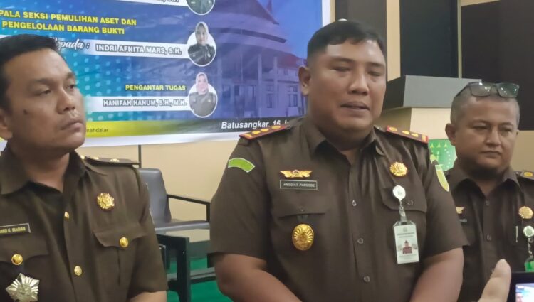 Kajari Tanah Datar Anggiat Pardede, Kasi Pidsus Richard Christian, Kasi Intel Dedet Saat Menjawab Pertanyaan Haluan. Rezky