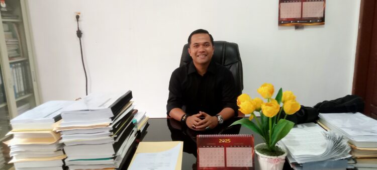 Ketua KPU Pasbar Alfi Syahrin ketika berada di ruangan kerjanya. Osniwati