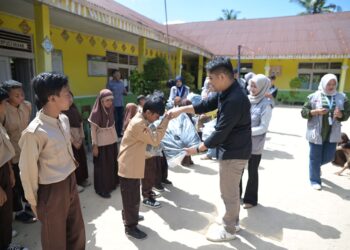 Nagari Batu Hampar Kembali Salurkan Beasiswa pada Murid SDN Kurang Mampu dan Prestasi