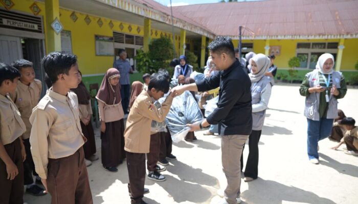 Nagari Batu Hampar Kembali Salurkan Beasiswa pada Murid SDN Kurang Mampu dan Prestasi