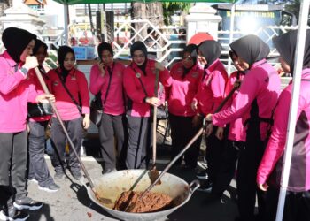 Bhayangkari Cabang Pasaman Ikuti Marandang Massal di Mapolda Sumatera Barat