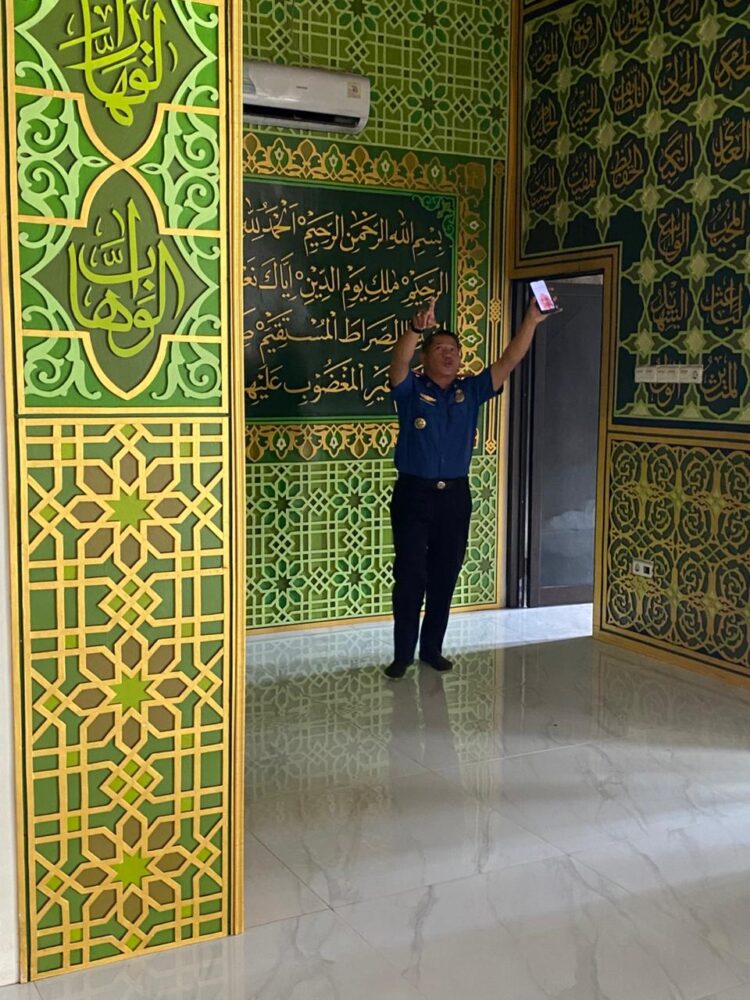 Kondisi dinding yang tidak ada relif habis menghitam terkena asap.ist