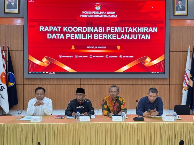 KPU Sumbar menggelar rakor pemutakhiran data pemilih berkelanjutan di Aula KPU Sumbar, Kamis (26/6/2025). FARDIANTO