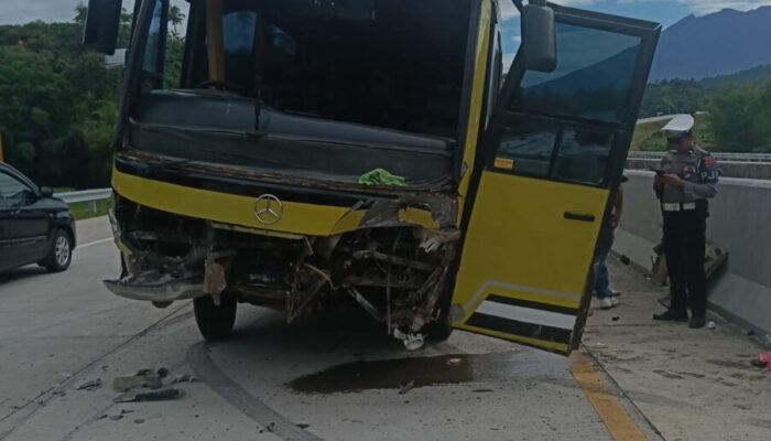 Bus Pariwisata Kecelakaan di Tol Padang-Sicincin, Dua Penumpang Luka Ringan