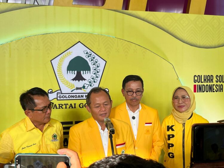 Sekjen DPP Partai Golkar, M. Sarmuji, saat diwawancarai usai pembukaan Musda XI Golkar Sumbar di salah satu hotel di Kota Padang, Senin (30/6/2025). (FARDIANTO)