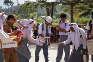 Teks foto: Salah satu pertunjukan teater dari KSNT pada program Nan Tumpah Masuk Sekolah 2025, beberapa waktu lalu. IST