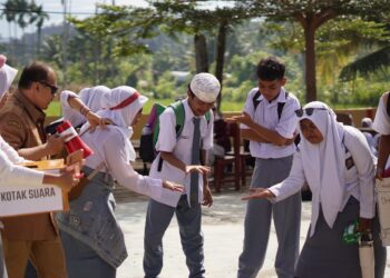 Teks foto: Salah satu pertunjukan teater dari KSNT pada program Nan Tumpah Masuk Sekolah 2025, beberapa waktu lalu. IST