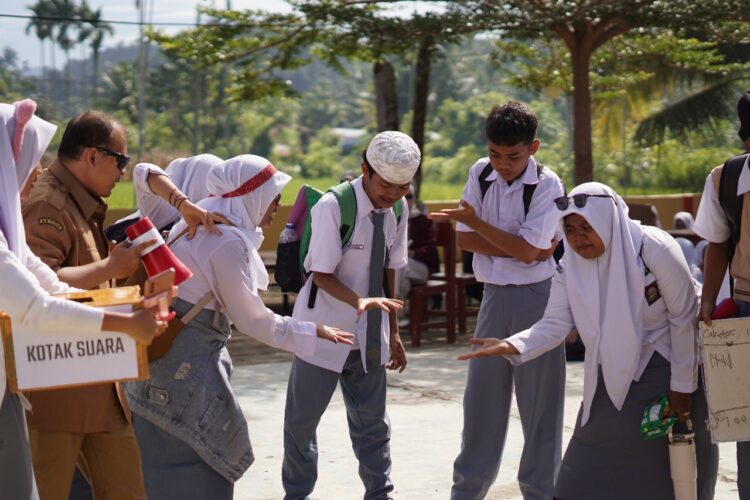 Teks foto: Salah satu pertunjukan teater dari KSNT pada program Nan Tumpah Masuk Sekolah 2025, beberapa waktu lalu. IST