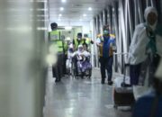 Kloter Pertama Embarkasi Padang Tiba di Bandara Internasional Minangkabau, Dua Jamaah Tertunda Pulang