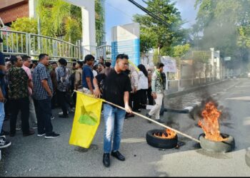 Minta Usut Soal Lahan Hutan Negara di Solsel, Unjuk Rasa di Depan Kantor Kejati Sumbar Ricuh